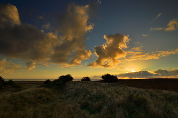 Sonnenaufgangs Stimmung in einer K&uuml;stenlandschaft mit Meerblick