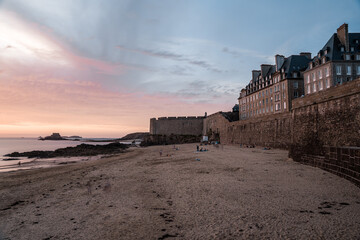 Saint Malo - Sunset - Plage Bon Secour - obrazy, fototapety, plakaty