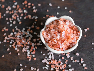 Fototapeta na wymiar Himalaya Salt in Cup on Wooden Background,Pink Salt Raw Food,