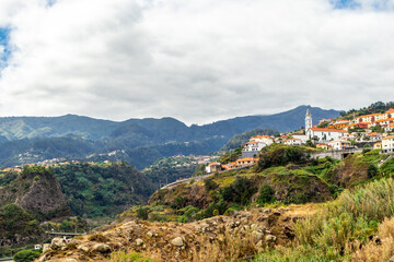 Fototapeta na wymiar Kurzer Zwischenstop am Aussichtspunkt Miradouro do Guindaste im Norden der Azoreninsel Madeira - Portugal