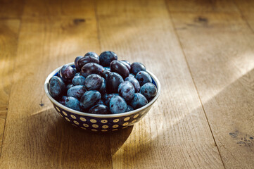 Pflaumen, Zwetschgen in einer Schüssel für einen Pflaumenkuchen. Selektive Schärfe