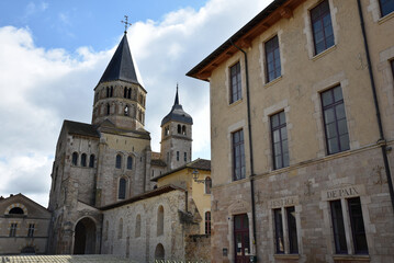 Fototapeta na wymiar Tours de l'abbaye médiévale de Cluny en Bourgogne. France 
