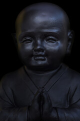 Visage de bouddha noir juvénile 