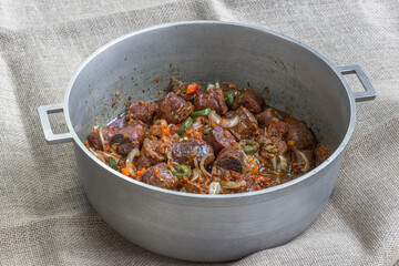 Rougail de saucisses fumées dans une marmite créole, spécialité culinaire réunionnaise 