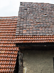 Schäden an altem Dach