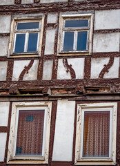Fototapeta na wymiar Gebäudeschäden an historischem Fachwerkhaus