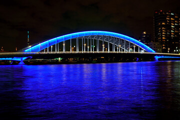 雄大なブルーのアーチが圧倒的な永代橋のライトアップ