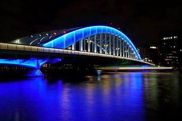 ワンモーションで迫力あるブルーのアーチと船の軌跡