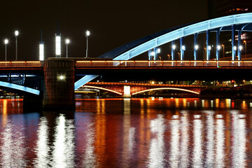 Fototapeta premium 個性ある橋のライトアップが彩る隅田川（駒形橋）