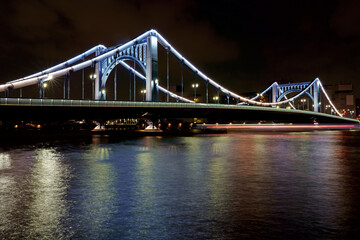 ライトアップされ吊り構造が際立った清洲橋と船の軌跡