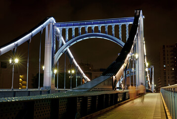 渡る人たちをやさしく迎え入れる夜の清洲橋