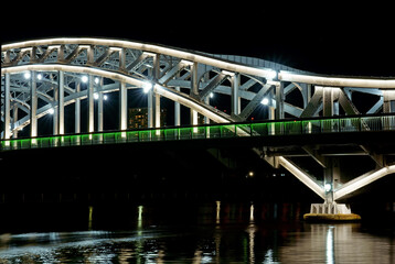 白髭橋の構造とデザインに融合した美しい橋脚