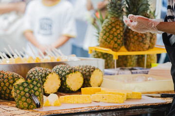 夏祭りの屋台の冷やしパイン