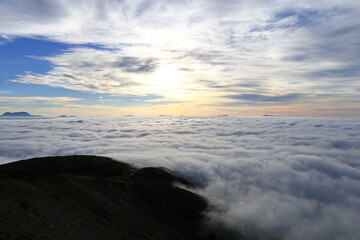 Fototapeta na wymiar 雲海から昇る朝陽