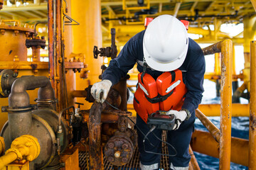 Inspectors inspect pipes in the petrochemical industry with ultrasonic instruments