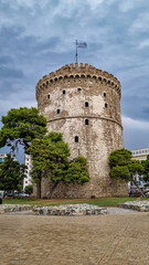 Fototapeta na wymiar Scenic view of the the White Tower (Lefkos Pyrgos) on the waterfront in Thessaloniki, Central Macedonia, Greece, Europe. Landmark of the northern greek city of Thessaloniki.