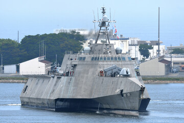 Naklejka premium Stealth warship entering port.