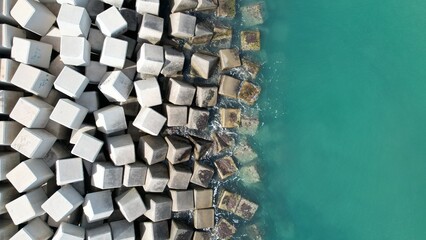 kostki cukru w morzu top down dron 