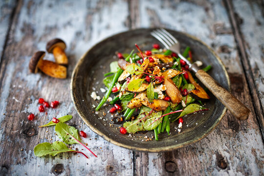 Gr&uuml;ner Bohnensalat mit Maronenr&ouml;hrlingen, Baby-Mangold, Granatapfel und Feta
