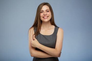 Obraz premium Smiling business woman showing thumbs up on blue back.