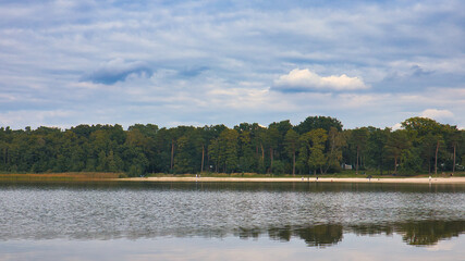 Blick &uuml;ber den Gorinsee auf den hellen Sandstrand und den angrenzenden Wald unter bew&ouml;lktem Himmel, Ausflugsziel bei Wandlitz, Landkreis Barnim, Brandenburg, Deutschland
