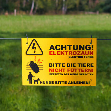 Schild Achtung Elektrozaun, Weidezaun, Bitte Tiere nicht füttern, Hunde bitte anleinen