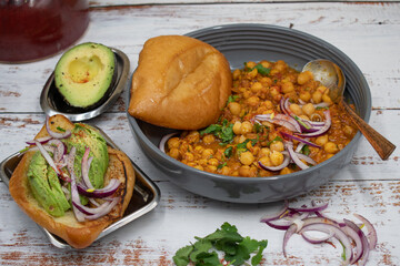 Vegan chickpeas bowl and avocado sandwich o