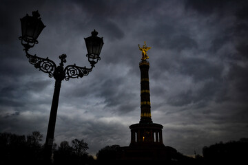 Obraz premium The winged sculpture on the Victory Column in the western part of Berlin