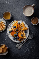 assiette de gaufres liégeoises fait maison prunes et myrtilles, thé et sirop d'érable