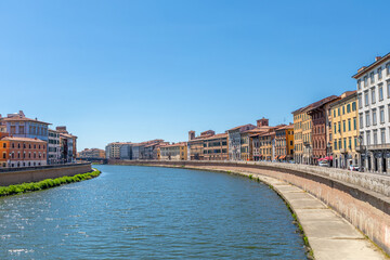 Obraz premium Panorama sur les berges de l'Arno depuis le pont de Mezzo, à Pise, Italie