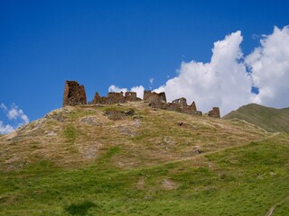 Fototapeta na wymiar Zakagori fortress with defense tower in beautiful Truso valley in Kazbegi region, Caucasus mountains, Georgia.