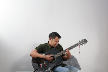 Obraz premium a young man who is learning guitar