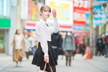 渋谷で買い物する若い女性