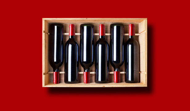 Rotweinflaschen in einer Holzkiste 