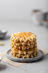 Pile de gaufres liégeoises fait maison sirop d'érable et pâte à tartiner