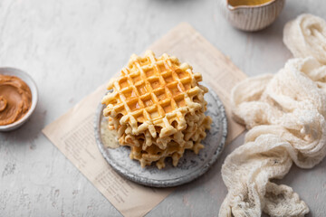 Pile de gaufres liégeoises fait maison sirop d'érable et pâte à tartiner