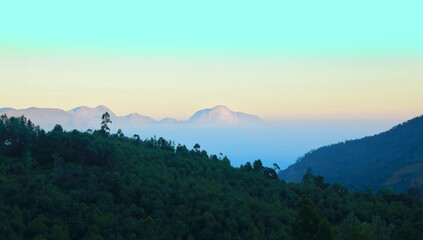 Obraz premium mountains in the fog kanthaloore