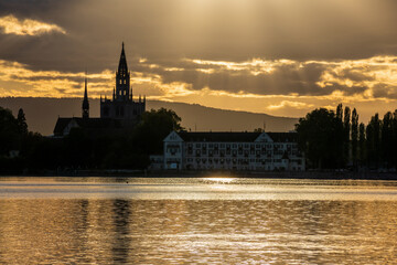 Fototapeta na wymiar Konstanz am Bodensee mit Blick auf den Münster Turm Sonnenuntergang 