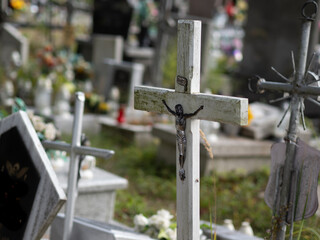 Biały drewniany krzyż na cmentarzu, Wszystkich świętych, 1 listopada - obrazy, fototapety, plakaty
