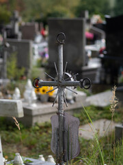 Metalowy krzyż na cmentarzu  - obrazy, fototapety, plakaty