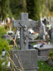 Krzyż na nagrobku, betonowy, 1 listopada, Wszystkich Świętych  - obrazy, fototapety, plakaty