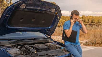 Hombre caucásico con expresión de preocupación, sentado en el coche, llamando a la aseguradora de automóvil. Fotografía horizontal con espacio para texto.