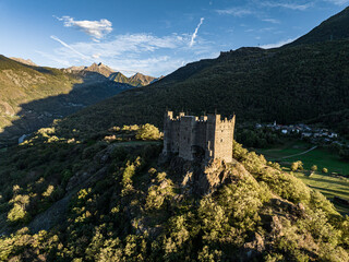 Naklejka premium castello di ussel, Valle D'Aosta, tramonto