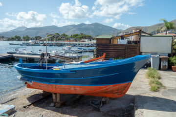 Fototapeta na wymiar Fischerboot auf dem Trocken dock am Strand