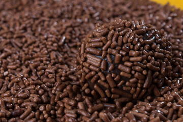 Brigadeiro doce brasileiro sendo preparado em um prato.