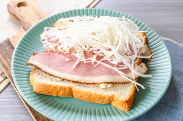 食パンに具材を乗せる