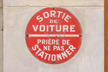 Obraz premium vehicles exit sign in Paris, France. To make people aware not to park