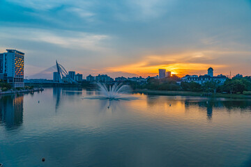 Obraz premium Beautiful sunset at Putrajaya Malaysia, with reflection