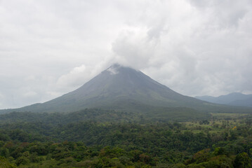 Naklejka na ściany i meble Vulkan El Arenal in Costa Rica