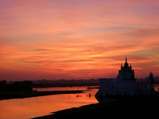 Obraz premium sunset over the river in myanmar